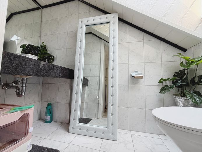 Appartement-galerie de 3 pièces avec deux loggias, balcon et vue dégagée sur Höchst. – Gäste-WC