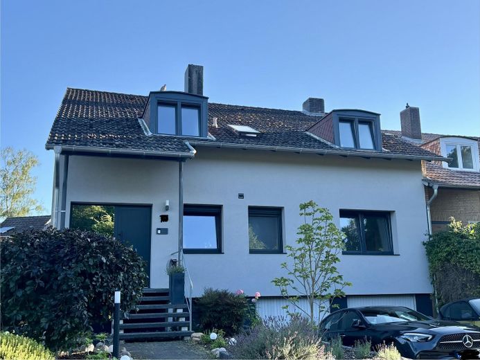 Moderne Doppelhaushälfte in Hemmingen – Hausansicht