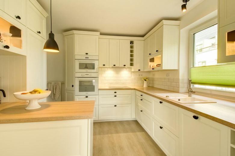 Central, accessible comfort apartment with Baltic Sea views – Küche im Landhausstil