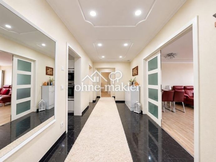 Großzügige 4 Zimmer Wohnung mit Aufzug und 3 Tiefgaragenplätzen – Foto 1