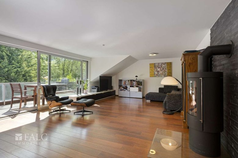 DG-Traum mit Kamin &amp; großem Balkon ins Grüne | 110 m² – Wohnzimmer