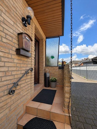Casa a schiera di testa accogliente con ampio giardino, terrazza, garage e molta superficie accessoria – Eingangsbereich
