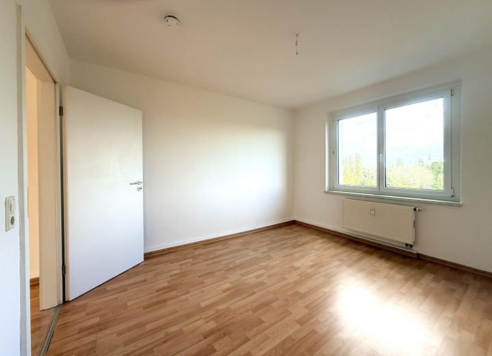 Helle 2-Raum-Wohnung mit Balkon und Blick auf die Elbhänge - 830€ Gesamtmiete inkl. Stellplatz – Schlafzimmer
