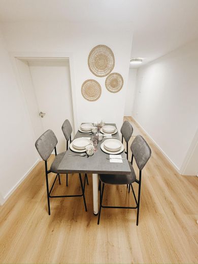 Renovated shared apartment with balcony (fully furnished) – Essbereich