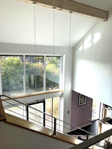 Casa moderna con un gran jardín – Luftraum über Esstisch