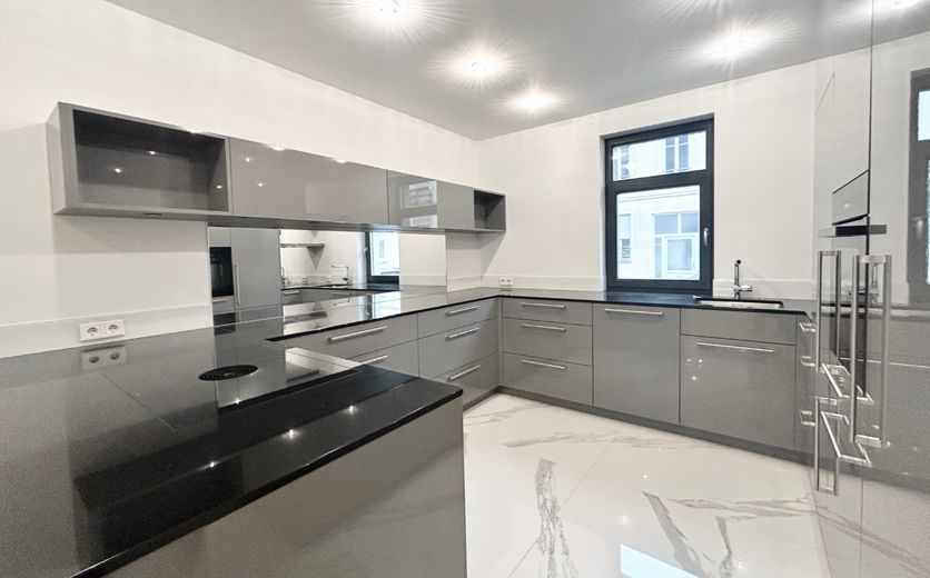 Luxuriöses Wohnen mit maximaler Flexibilität: Neubau-Juwel mit separater Einliegerwohnung – Einbauküche