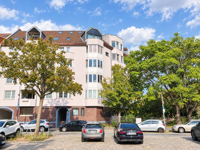 senza commissioni, appartamento di 3 locali ai margini di Berlino, posizione da sogno, terrazze soleggiate – Hauseingang mit Parkplätzen