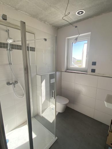Now at an advantageous price: Modern country house incl. plot & fitted kitchen – Duschbad im EG