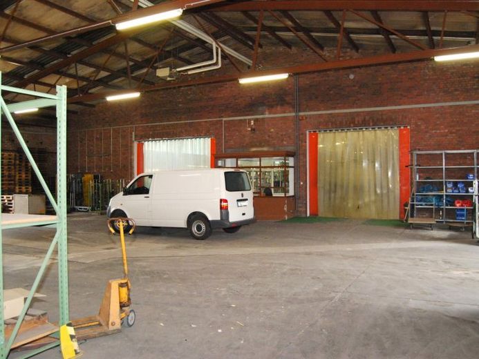 Produktions- und Lagerhallen (Kalthalle) mit Frei- bzw. Parkflächen – फोटो 1