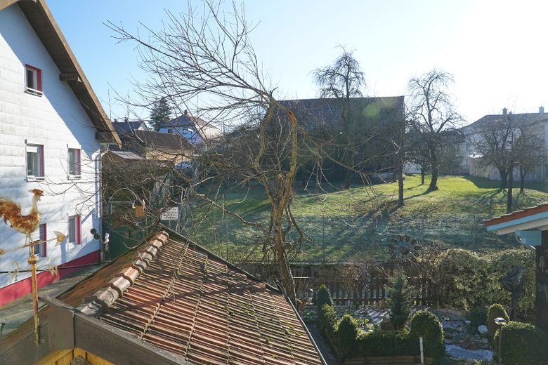 Vollständig renoviertes und modernisiertes 5-Zimmer-Einfamilienhaus in Eichendorf – Balkonansicht geradeaus
