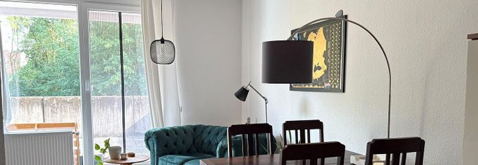 Светлая 1-комнатная квартира с большим балконом, встроенной кухней и парковочным местом в центральном районе – Wohnbereich & Essbereich
