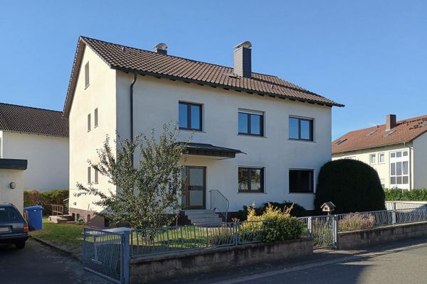 Luminoso appartamento ristrutturato di 4 locali (1° piano) con cucina e balcone esposto a sud in posizione tranquilla a Kleinostheim