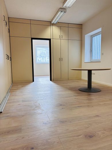 Büroraum mit Einbauschränken