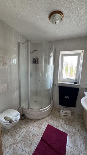 Grosses Einfamilienhaus in zentraler Lage – Duschbad / Gäste-WC