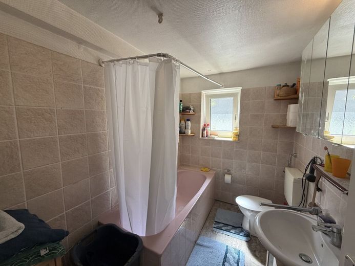 Charmante Doppelhaushälfte mit großzügigem Grundstück in ruhiger Wohnlage von Verl – Badezimmer