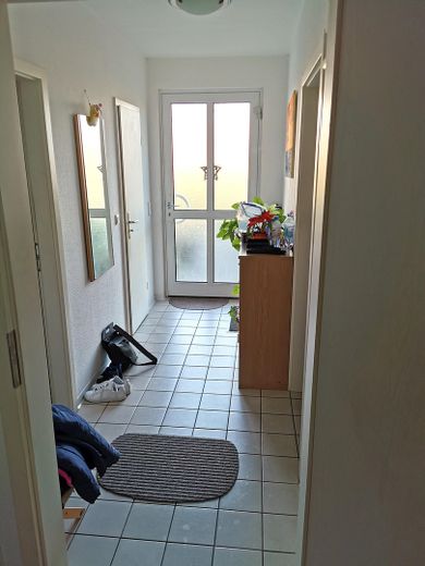 Well-maintained mid-terrace house in a family-friendly location – Flur