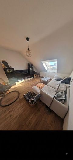 Attraktive, neuwertig sanierte 3-Zimmer-Dachgeschosswohnung in zentraler Lage von Vinningen – Wohnzimmer