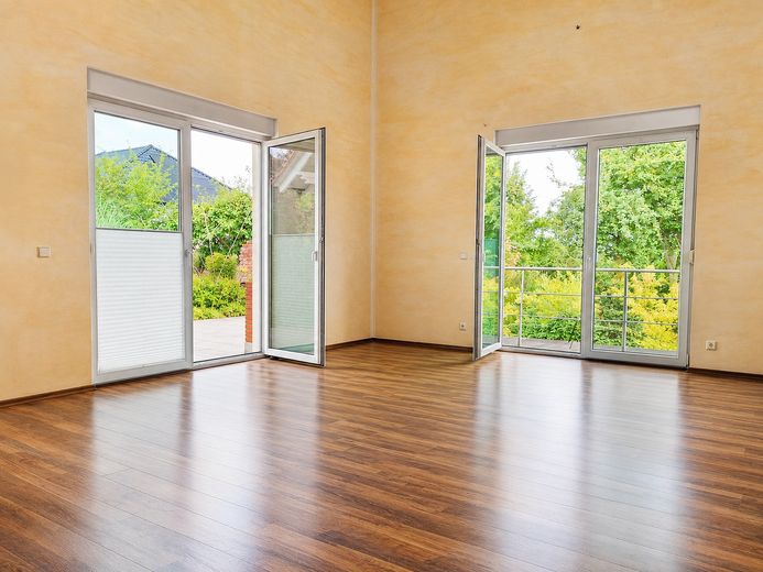 Außergewöhnliches Architektenhaus m. hochwertiger Ausstattung, Wohnkeller u. traumhaftem Südgarten – Wohnbereich Blick zur Terrasse