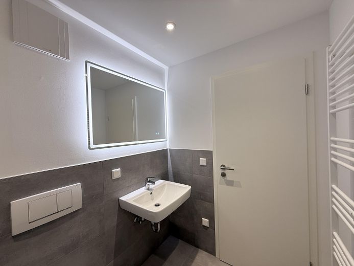 Badezimmer mit Spots und HHK