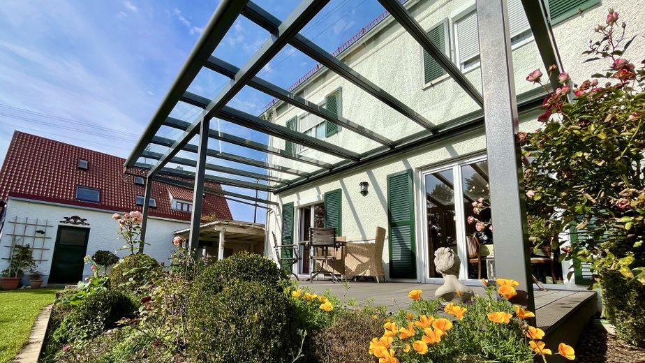 Neuwertig saniertes EFH mit großem Grund in bester Lage - provisionsfrei – Terrasse mit Glasüberdachung