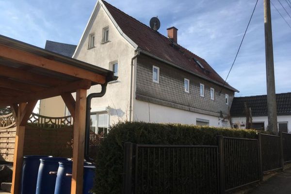 Liebevoll saniertes freistehendes Einfamilienhaus mit kleinem Grundstück, Nebengebäude und Carport in belebter Dorflage zu verkaufen!