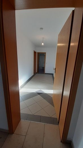 Balkonlu ve genişletme potansiyeline sahip bakımlı 3 odalı çatı katı dairesi – Aichach’ta 67 m² – Gang