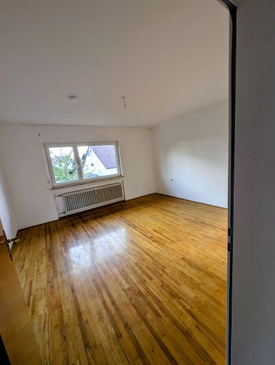 Appartement calme de 3 pièces au 1er étage d’une maison de 3 logements, balcon, cave, garage éventuellement – Schlafzimmer
