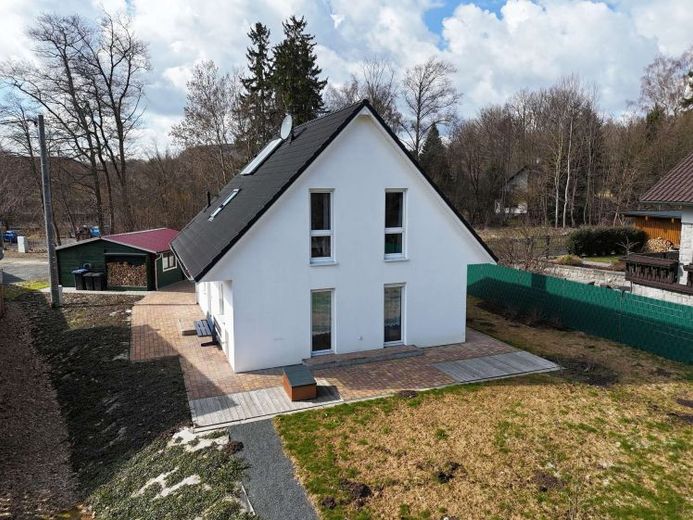 Moderna casa unifamiliare con camino, giardino e garage a Bad Brambach – Foto 1