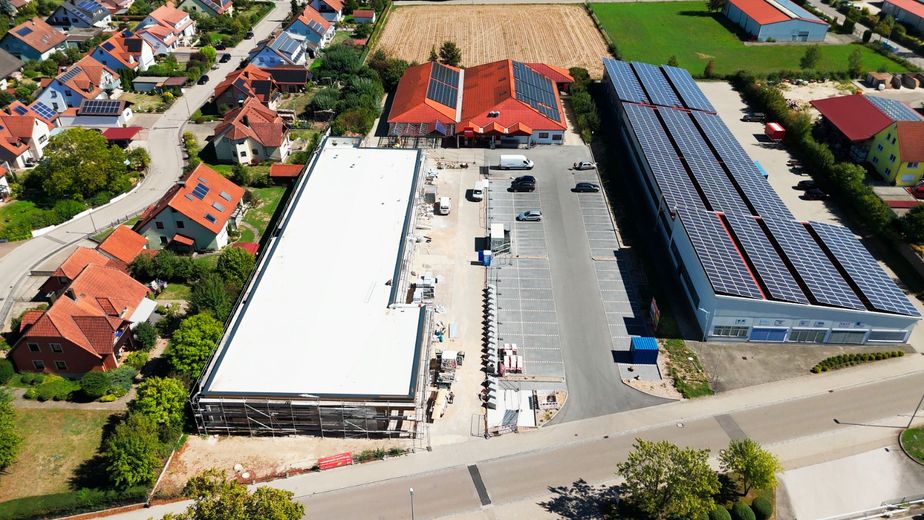 800 - 1000 m² Gewerbefläche mit großem Parkplatz neben Fitnessstudio und Neubau Penny Markt – Luftbild - Realität