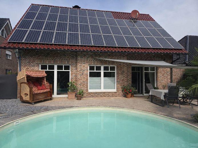 Senza provvigione da privato: elegante casa unifamiliare in stile Sylt a Laer (Münsterland) – Rückansicht mit Pool