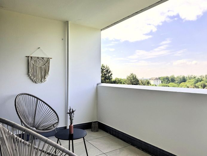 PROVISIONSFREI | Modernisierte 2-Zimmer-Wohnung mit Fernblick, großem Balkon & Einzelgarage – Balkon