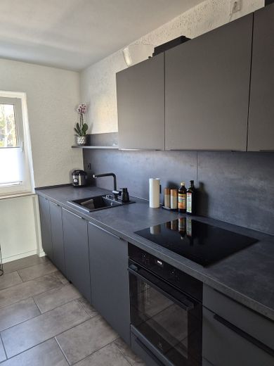 Großzügige 4-Zimmer-Wohnung mit 2 Bädern, Balkon & Garage, und einem unglaublichem Ausblick – Küche