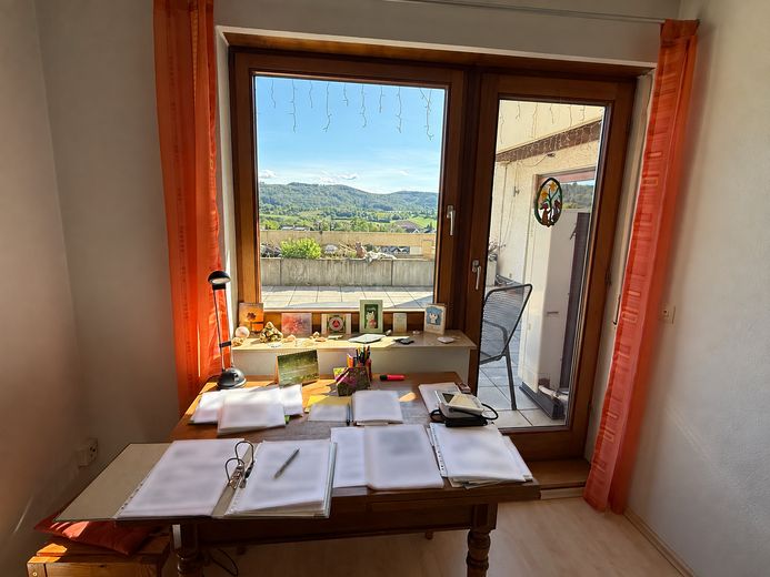 4 Zimmer mit Aussicht – Terrasse, Wärmepumpe, Garage und Stellplatz inklusive – Ausblick Schlafzimmer 1