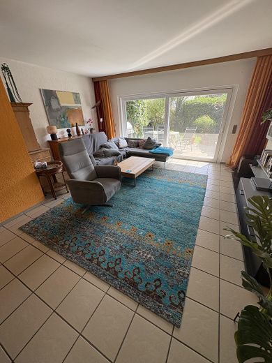 192 m²’lik geniş aile evi – modernize edilmiş, 7 oda, 3 banyo ve B enerji sınıfı – Wohnzimmer komplett