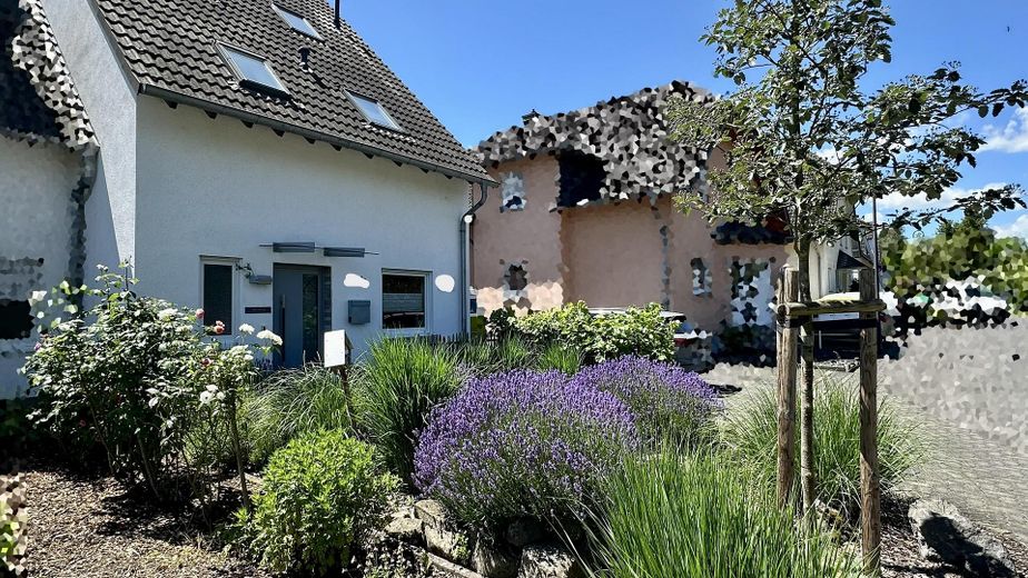 Renoviertes Haus mit Wintergarten, Garage, Werkstatt und Traumgarten - Energieeffizienz Klasse C – Ansicht vor dem Haus Seite