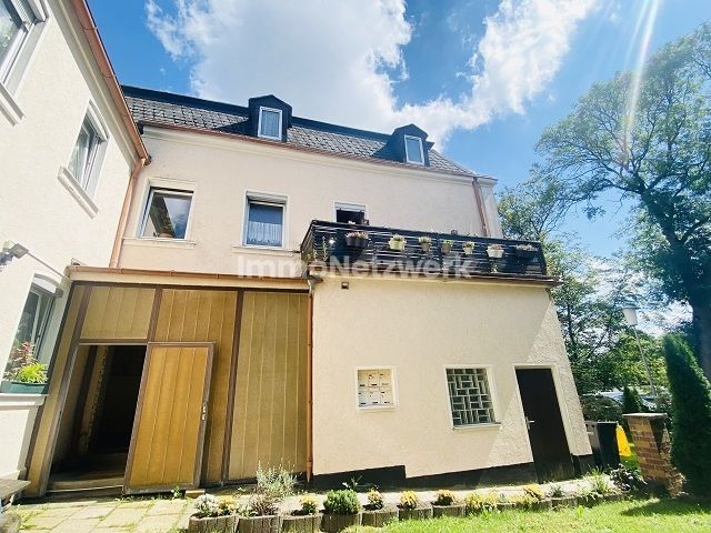 ***Großzügiges Vierfamilienhaus mit Potenzial - Kapitalanlage trifft Lebensqualität*** – Ansicht Balkon und Eingang Haus