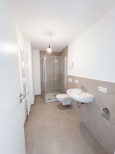 Große helle 6 Zimmer-Wohnung mit Balkon - Erstbezug nach Kernsanierung – Badezimmer 