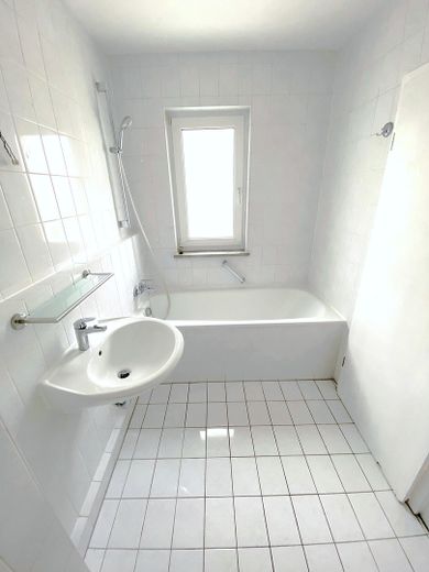 Schicke, helle 2-Zimmerwohnung zum Wohlfühlen ca. 62m² in optimaler Wohnlage – Badezimmer mit Badewanne