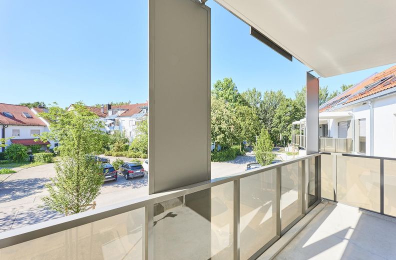 Neubau: Helle und ruhige Zwei-Zimmer-Wohnung mit luxuriöser Innenausstattung mit Balkon und EBK – Balkon 3