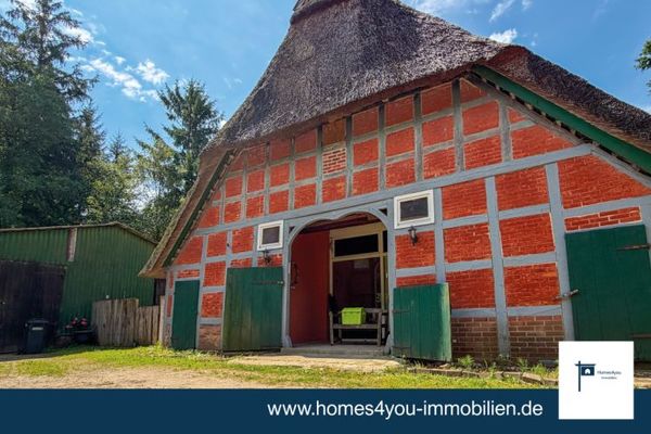 Historyczny dom szachulcowy z dachem trzcinowym z dużym holem mieszkalnym i budynkiem gospodarczym