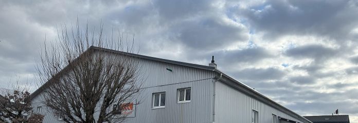 Halle mit 300 m² und 6,50 m lichter Höhe, Vollwärmeschutz – Logistikhalle mit Büro