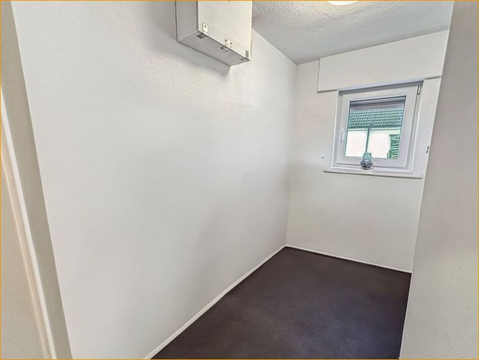 1. OG: Elegante Ensemble: Das Ankleidezimmer als raffinierte Erweiterung des Sch