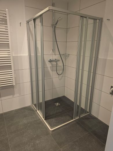 Primera ocupación: moderno apartamento en planta retranqueada con terraza en la azotea y confort residencial energéticamente eficiente – Duschbad