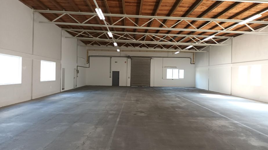 Gewerbehalle, Lagerhalle, Halle 760m² und Büro / Sozialräume 100m²  (O-H-S 34) – Halle sicht zum Tor