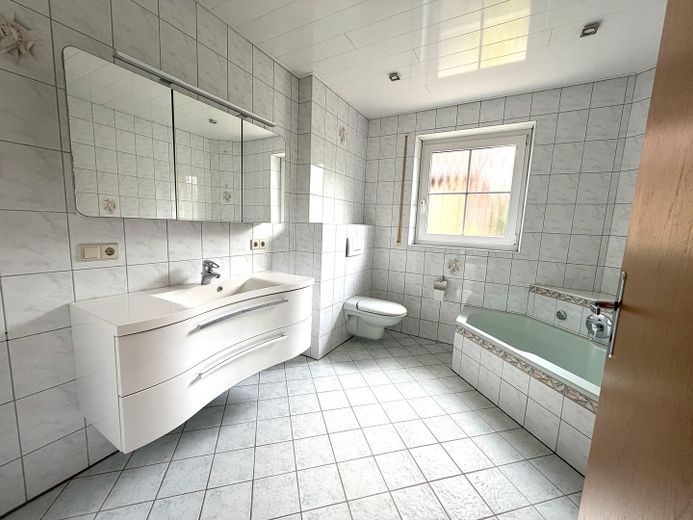 225 qm Familienglück auf 2 Ebenen + Toller Garten, Sauna & Kamin – Vollbad EG