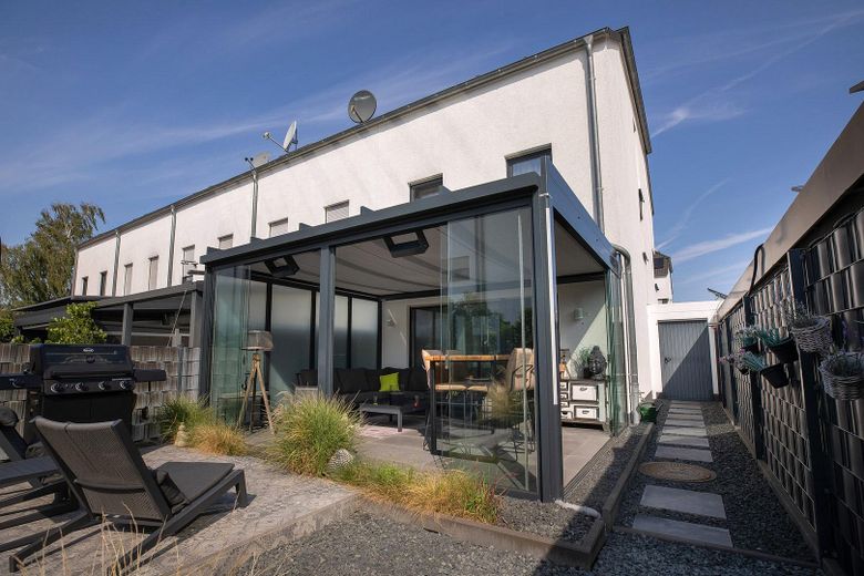 Reihenendhaus KfW 55 mit Wintergarten in Langenfeld – Kubischer Wintergarten