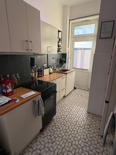 Küche mit Zugang zum Balkon