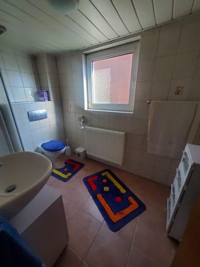 Wohnen direkt am Rhein in Orsoy .... – Bad unten