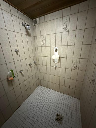 Viel Raum zum Leben: Riesige Landhausvilla in Neuhof/Fulda! – Dusche im Wellnessbereich