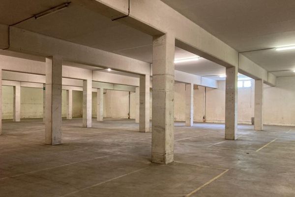 Ampia superficie di magazzino (circa 1.920 m²) suddivisa in 2 aree - piano interrato con rampa - accesso per camion - posizione comoda per i trasporti